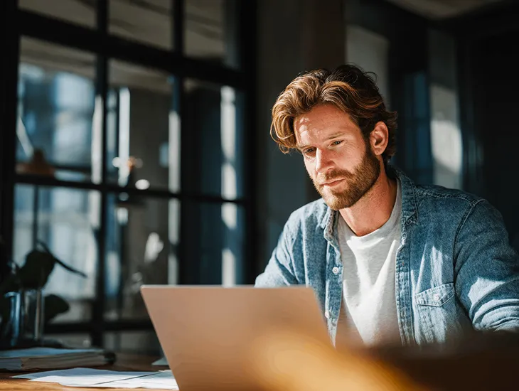 British PT PMA owner in Bali consulting with accountant to correct VAT and PPh filings through DJP Online for full tax compliance