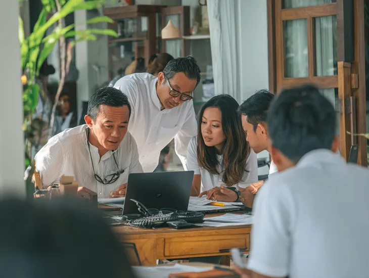 PT PMA finance team in Bali uploading verified tax invoices to Coretax DJP Online under PER-11/PJ/2025 regulation for VAT compliance and legal reporting