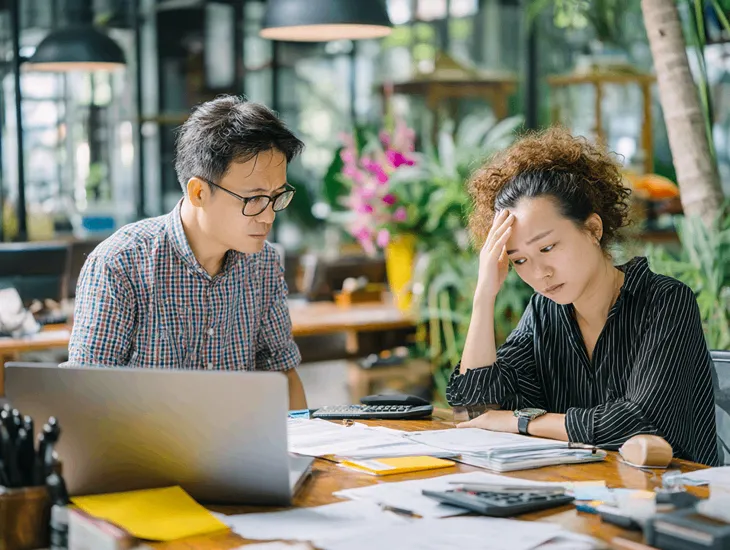 PT PMA logistics manager in Bali reviewing import documents and HS Codes with customs consultant to ensure compliance under Indonesia’s 2025 trade and tariff regulations