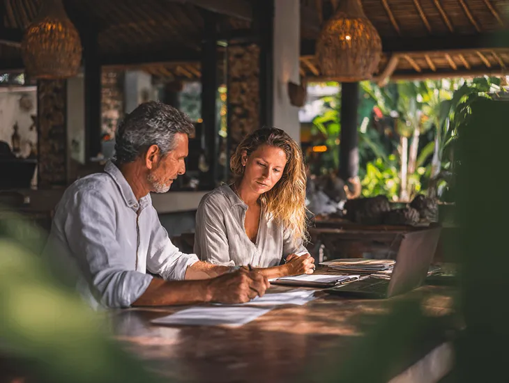 Foreign PT PMA owner in Bali reviewing Indonesia’s PER-7/PJ/2025 regulation on PKP revocation process and VAT compliance through Coretax DJP Online