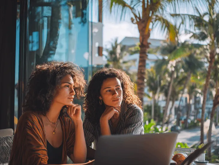 PT PMA owner in Bali checking reduced tax office hours during Ramadan to prepare for timely VAT and tax document submissions